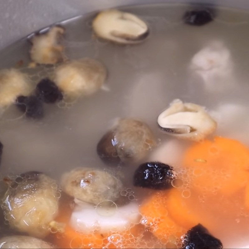 Bước 4 Nấu nước dùng Mì gà quay bằng chảo