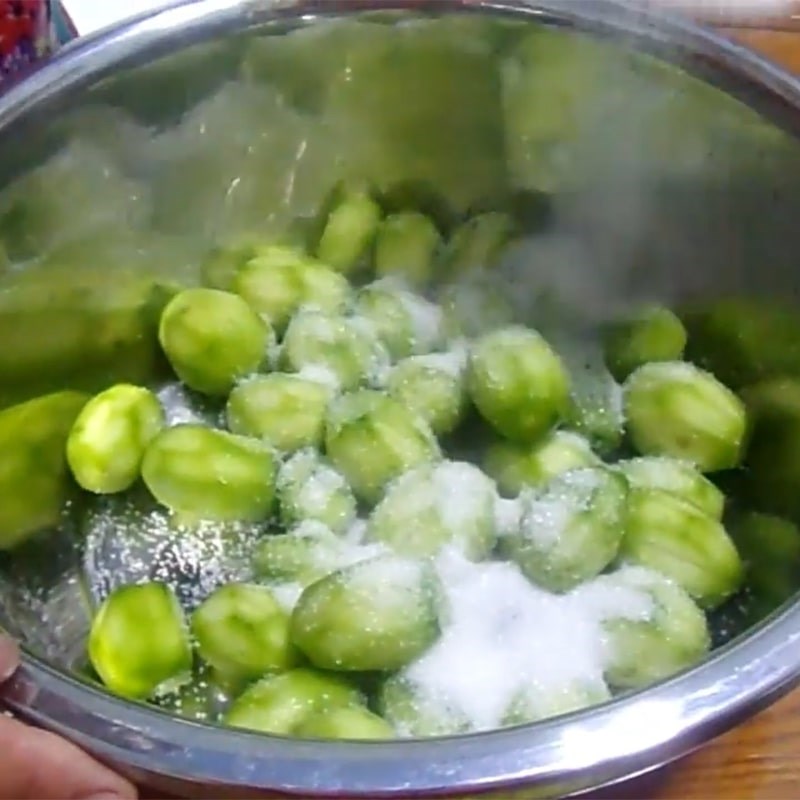 Bước 2 Lắc cóc với hỗn hợp gia vị Cóc lắc muối ớt