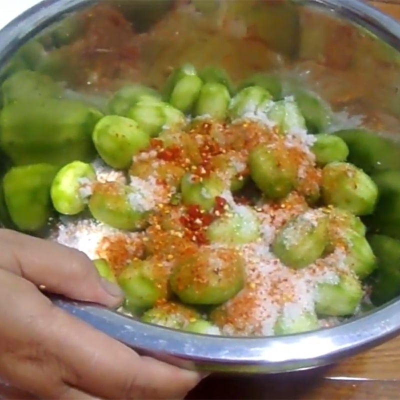 Bước 2 Lắc cóc với hỗn hợp gia vị Cóc lắc muối ớt