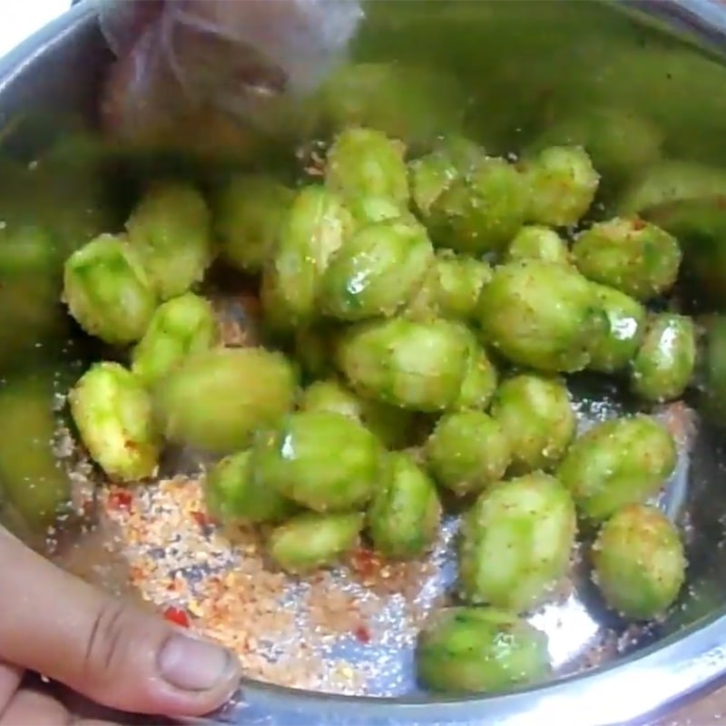 Bước 2 Lắc cóc với hỗn hợp gia vị Cóc lắc muối ớt