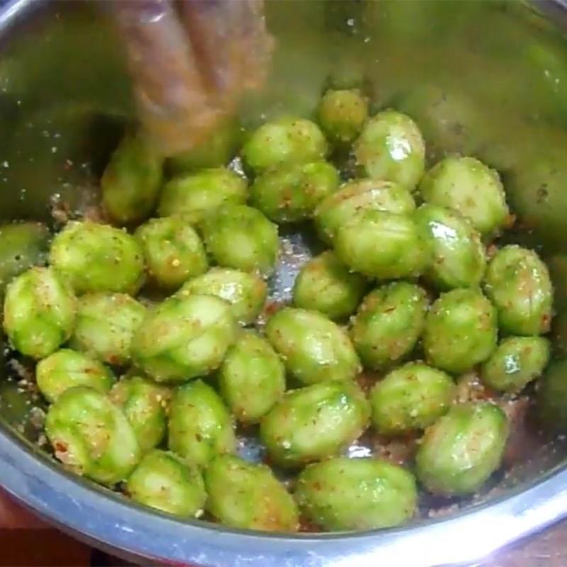 Bước 2 Lắc cóc với hỗn hợp gia vị Cóc lắc muối ớt