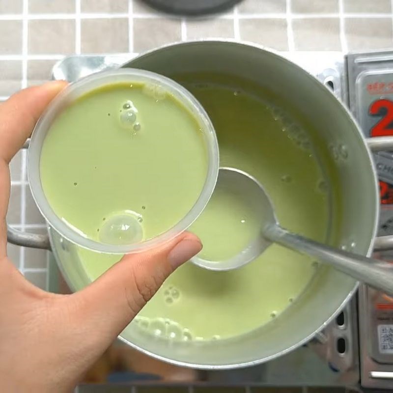 Bước 4 Nấu v&agrave; đổ khu&ocirc;n b&aacute;nh B&aacute;nh flan tr&agrave; xanh bằng bột rau c&acirc;u