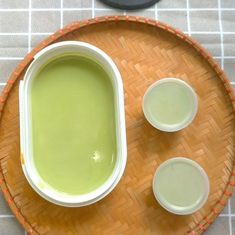 Bước 4 Nấu v&agrave; đổ khu&ocirc;n b&aacute;nh B&aacute;nh flan tr&agrave; xanh bằng bột rau c&acirc;u