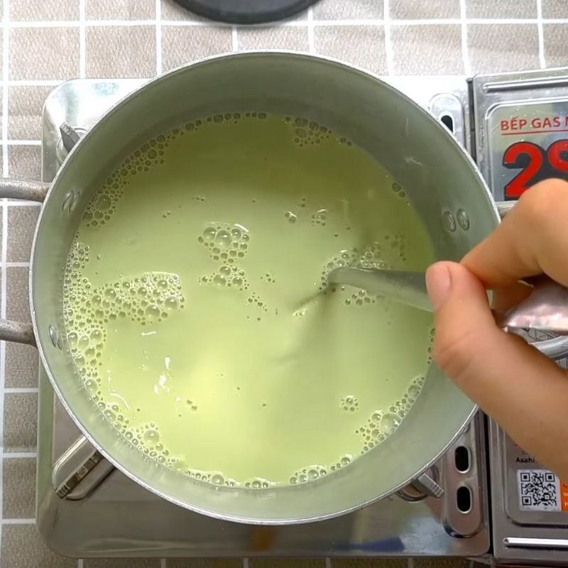 Bước 4 Nấu v&agrave; đổ khu&ocirc;n b&aacute;nh B&aacute;nh flan tr&agrave; xanh bằng bột rau c&acirc;u