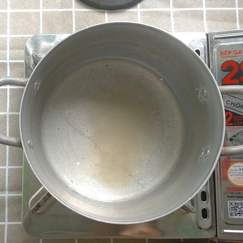 Bước 4 Nấu v&agrave; đổ khu&ocirc;n b&aacute;nh B&aacute;nh flan tr&agrave; xanh bằng bột rau c&acirc;u