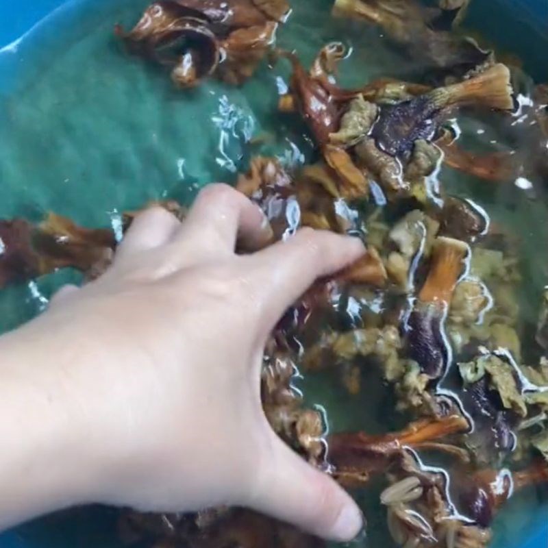 Bước 2 Ng&acirc;m hoa n&uacute;c n&aacute;c kh&ocirc; C&aacute;ch chế biến hoa n&uacute;c n&aacute;c kh&ocirc;