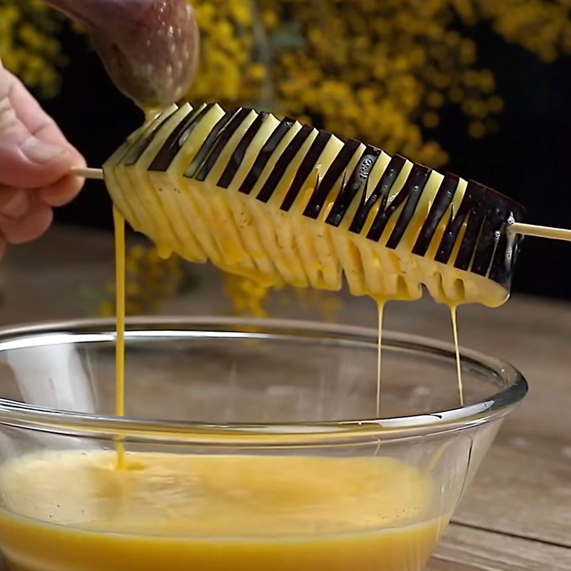 Bước 2 Nhúng cà tím qua bột Cà tím chiên giòn sốt thịt bằm