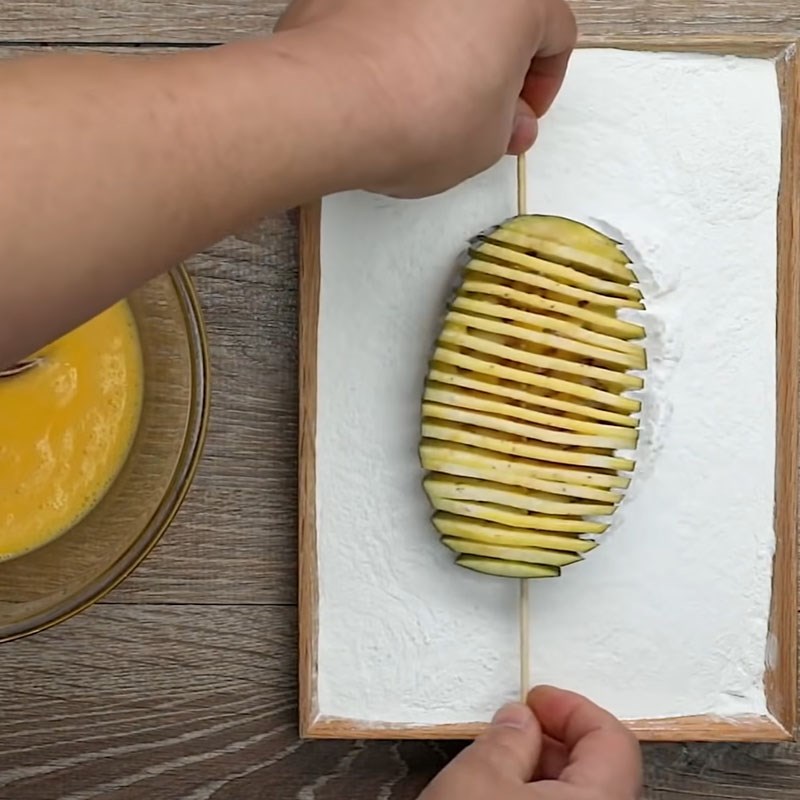 Bước 2 Nhúng cà tím qua bột Cà tím chiên giòn sốt thịt bằm