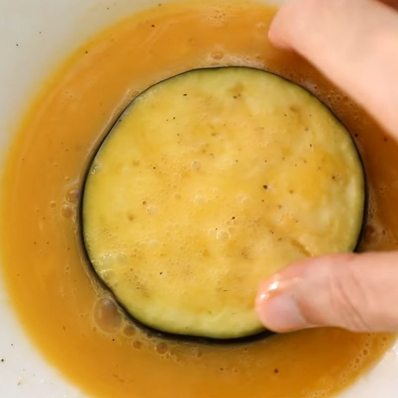 Bước 3 Nhúng cà tím qua bột Cà tím chiên giòn tẩm mè