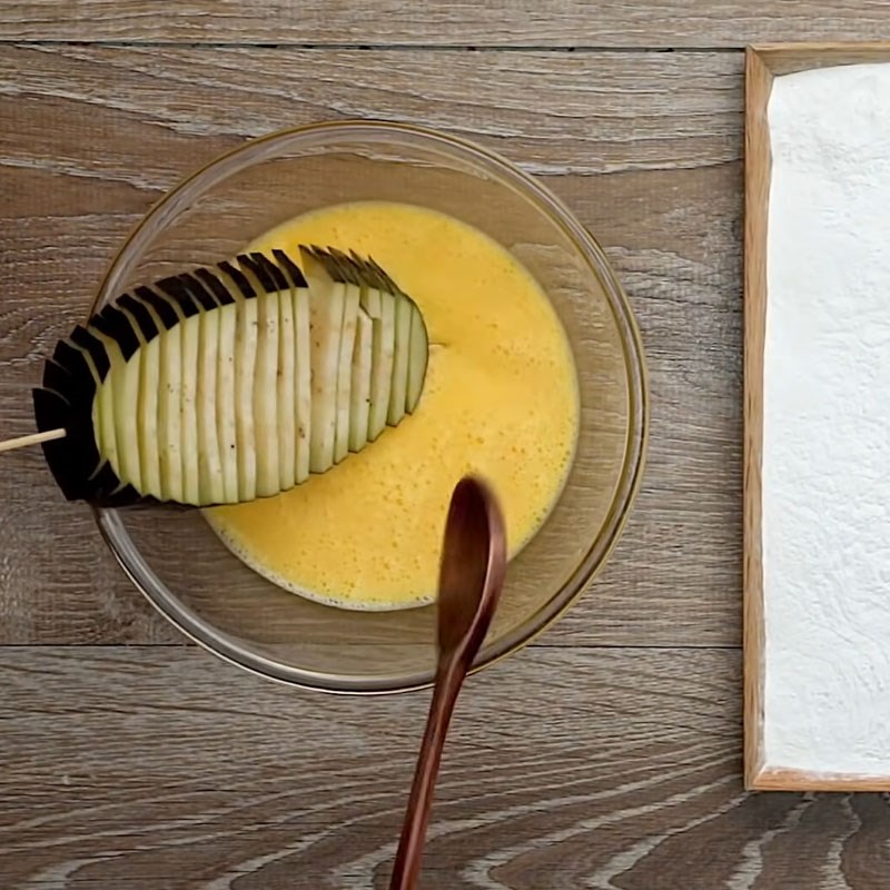 Bước 2 Nhúng cà tím qua bột Cà tím chiên giòn sốt thịt bằm