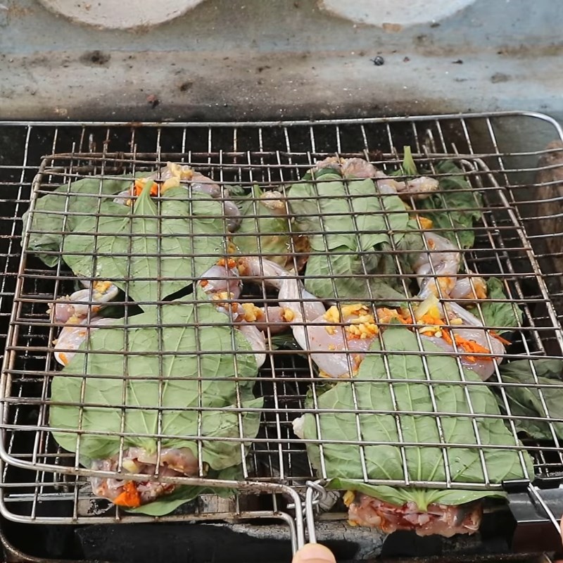Bước 3 Nướng ếch Ếch nướng lá lốt nguyên con