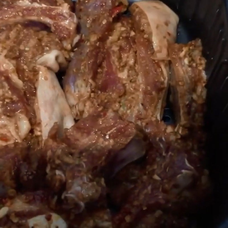 Bước 3 Nướng sườn bằng nồi chiên không dầu Sườn nướng sa tế