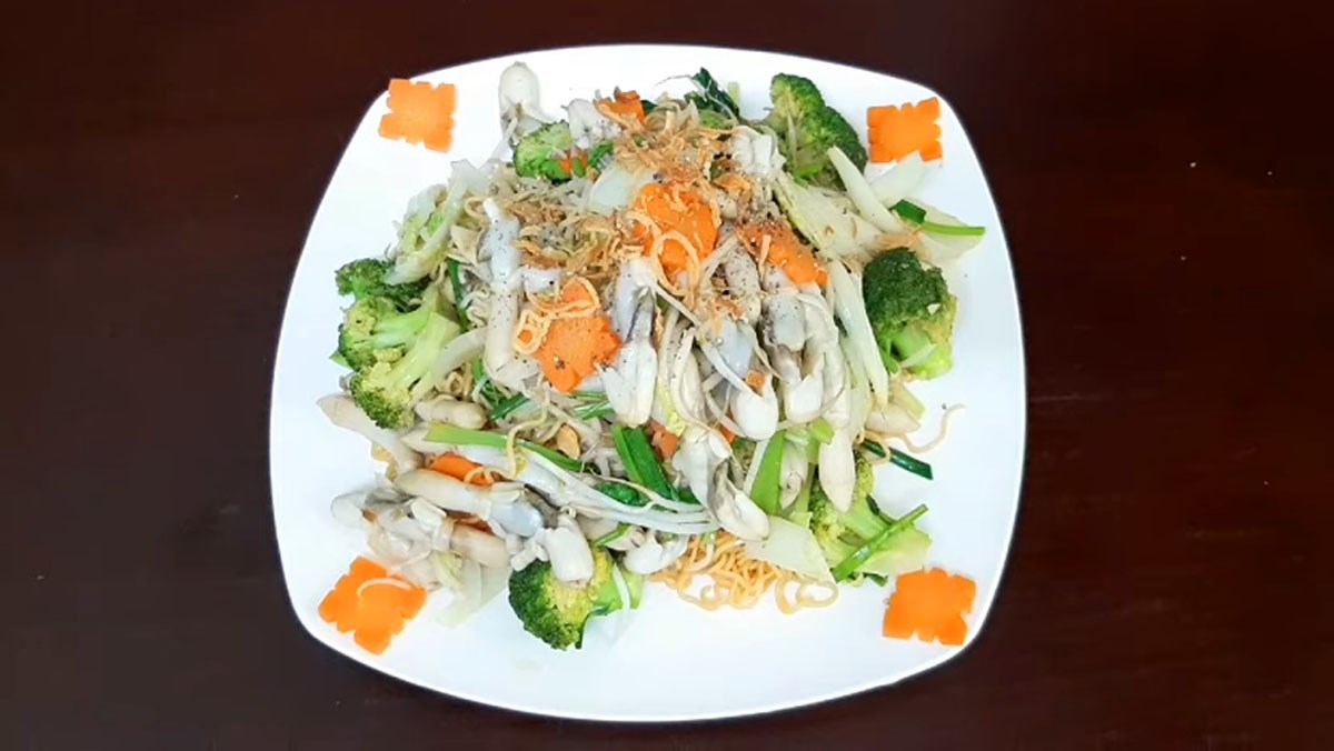Ốc móng tay xào mì rau củ