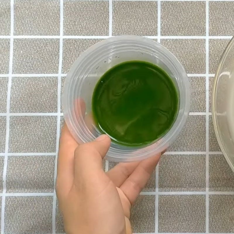 Bước 2 Pha bột rau c&acirc;u v&agrave; bột tr&agrave; xanh B&aacute;nh flan tr&agrave; xanh bằng bột rau c&acirc;u