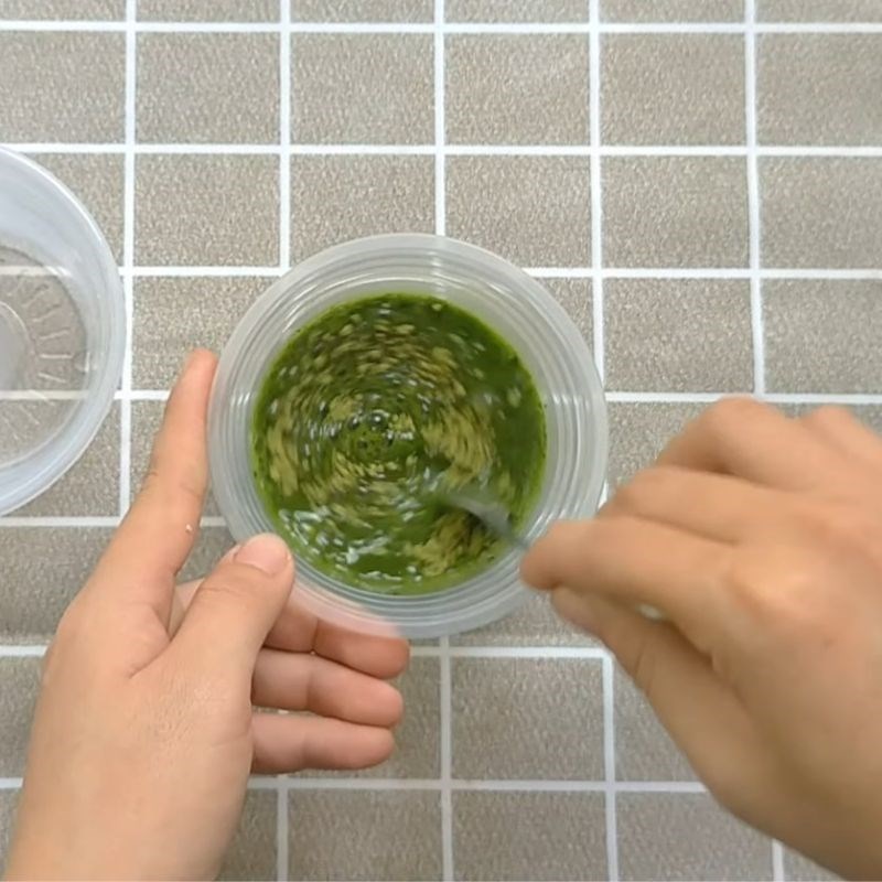 Bước 2 Pha bột rau c&acirc;u v&agrave; bột tr&agrave; xanh B&aacute;nh flan tr&agrave; xanh bằng bột rau c&acirc;u