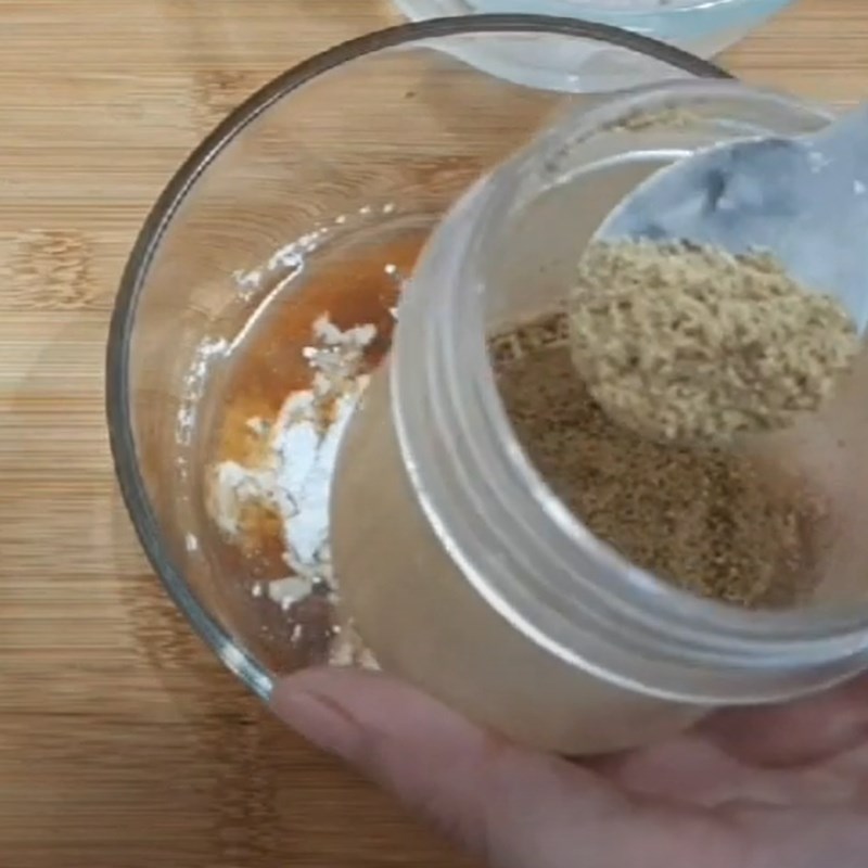 Bước 2 Pha hỗn hợp gia vị Chả lụa l&agrave;m bằng m&aacute;y xay thịt