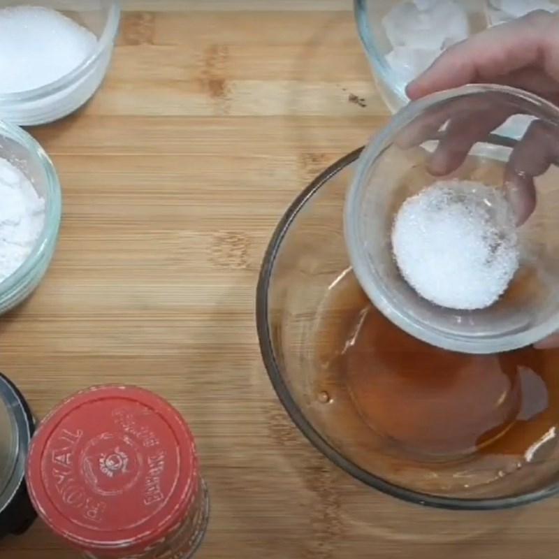 Bước 2 Pha hỗn hợp gia vị Chả lụa l&agrave;m bằng m&aacute;y xay thịt