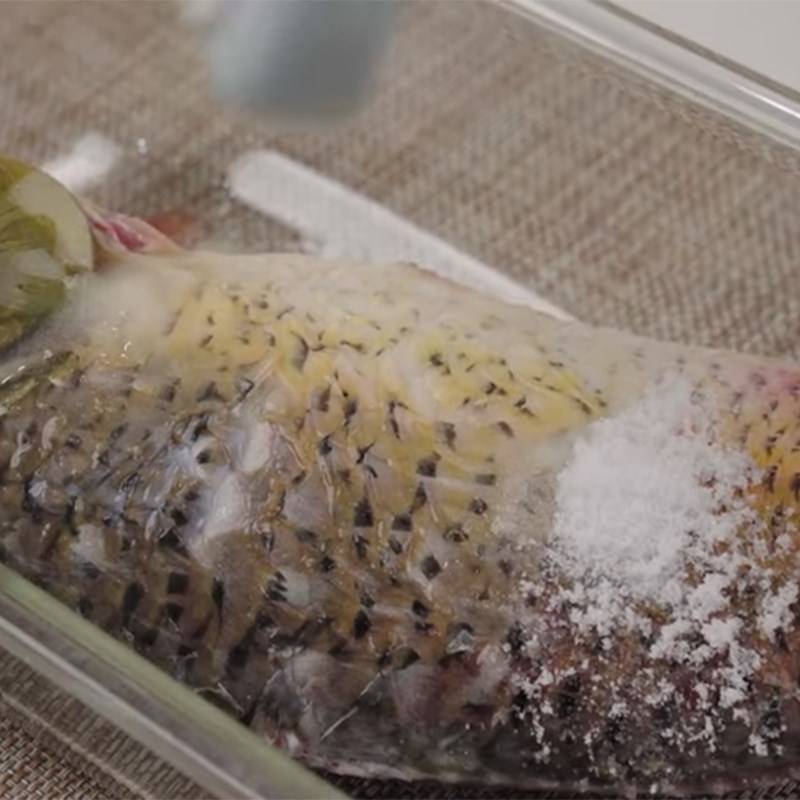 Bước 1 Sơ chế cá chép Cá chép hấp bia sả