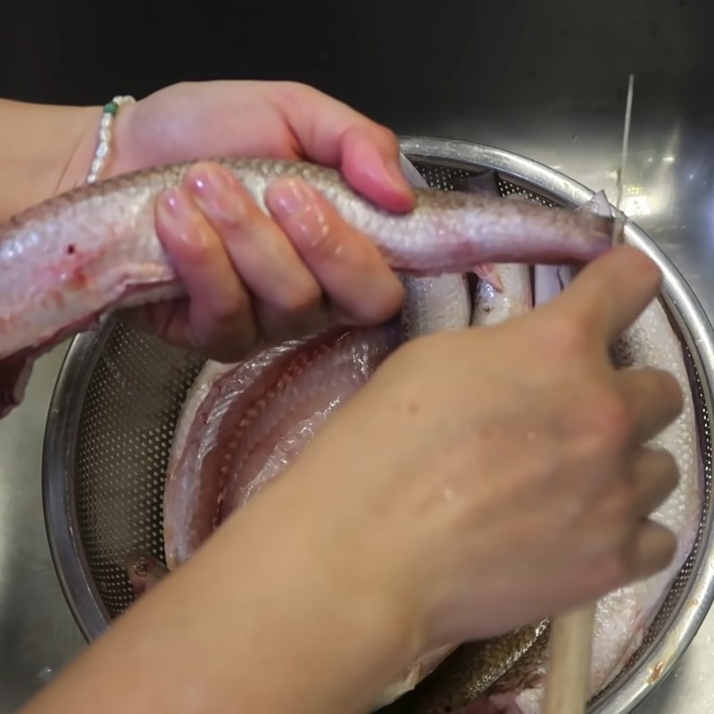 Bước 1 Sơ chế cá mối và các nguyên liệu khác Chả cá Nha Trang