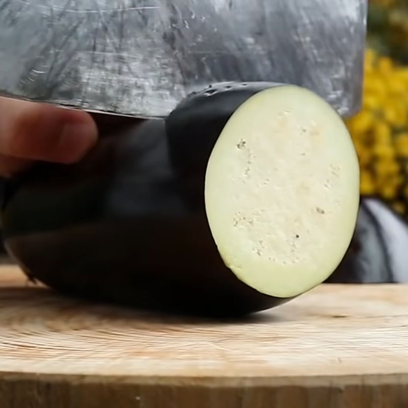 Bước 1 Sơ chế cà tím Cà tím chiên giòn sốt thịt bằm