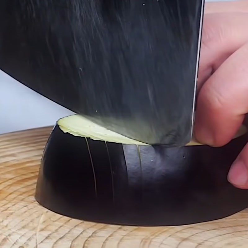 Bước 1 Sơ chế cà tím Cà tím chiên giòn sốt thịt bằm