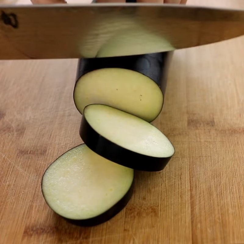 Bước 1 Sơ chế cà tím Cà tím chiên giòn tẩm mè