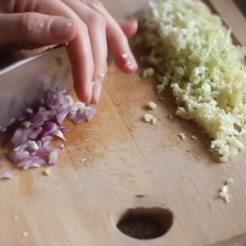 Bước 2 Sơ chế các loại gia vị Khô gà xé cay bằng chảo