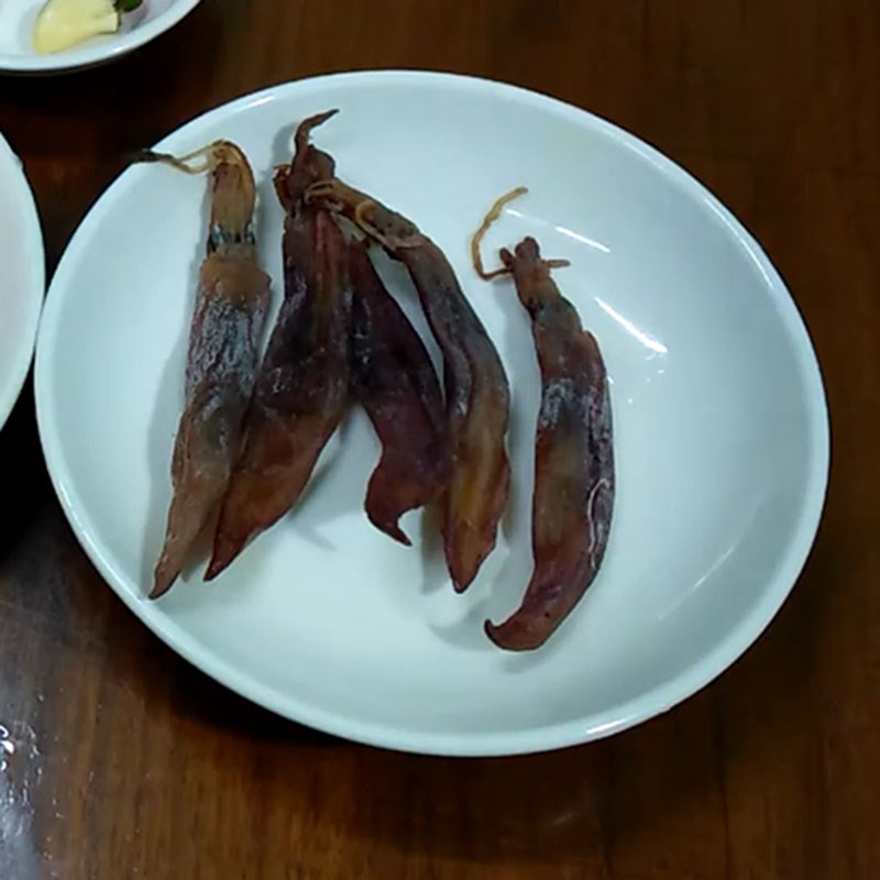 Bước 1 Sơ chế các nguyên liệu Mực muối rim thịt ba chỉ