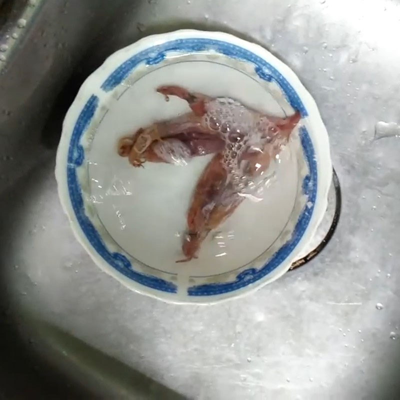Bước 1 Sơ chế các nguyên liệu Mực muối rim thịt ba chỉ