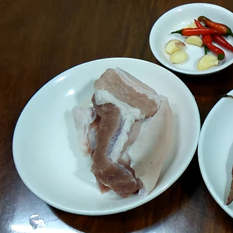 Bước 1 Sơ chế các nguyên liệu Mực muối rim thịt ba chỉ