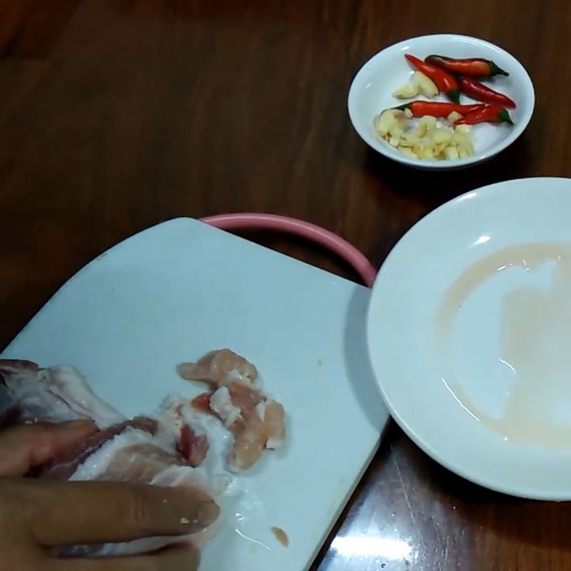 Bước 1 Sơ chế các nguyên liệu Mực muối rim thịt ba chỉ