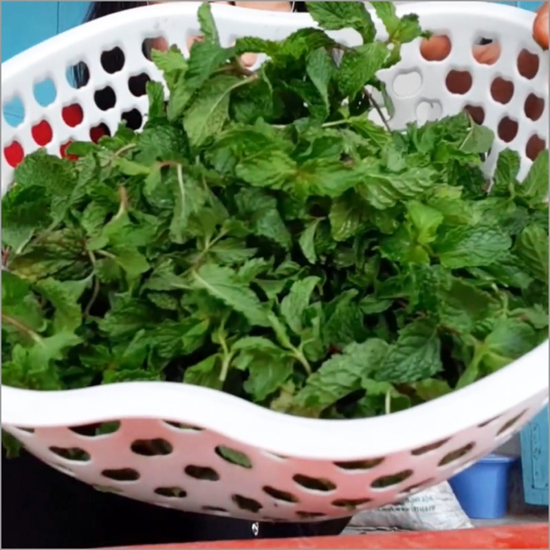 Bước 2 Sơ chế các nguyên liệu còn lại (cà rốt, húng lủi) Gỏi da heo húng lủi