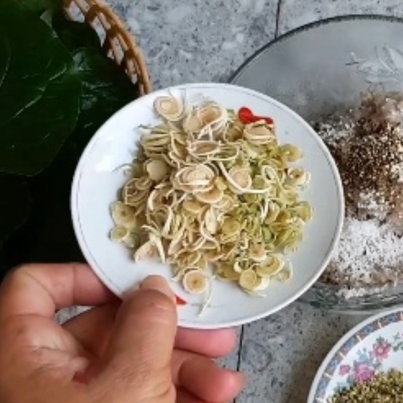 Bước 2 Sơ chế các nguyên liệu khác Chả ếch cuộn lá lốt nướng