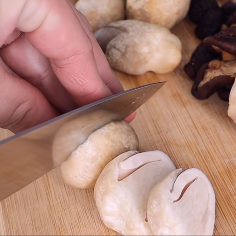 Bước 3 Sơ chế các nguyên liệu khác Mì gà quay bằng chảo