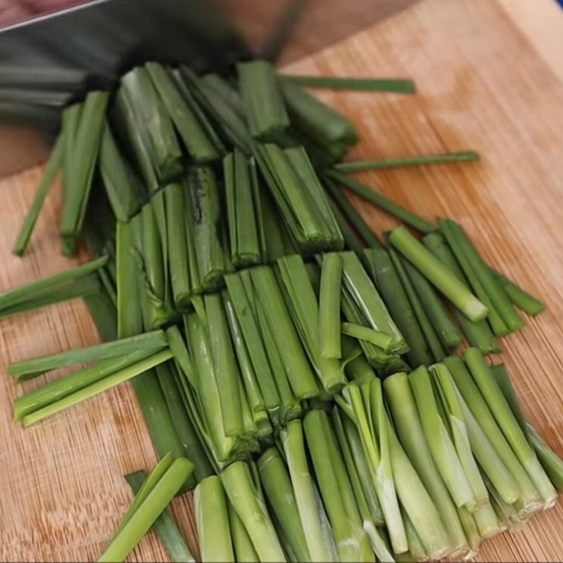 Bước 3 Sơ chế các nguyên liệu khác Mì gà quay bằng chảo