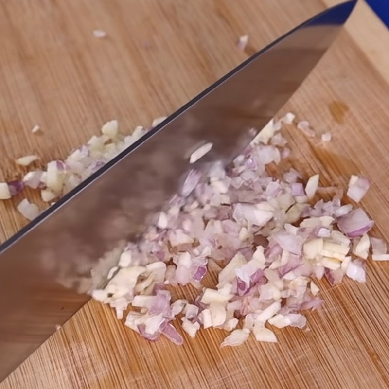 Bước 3 Sơ chế các nguyên liệu khác Mì gà quay bằng chảo