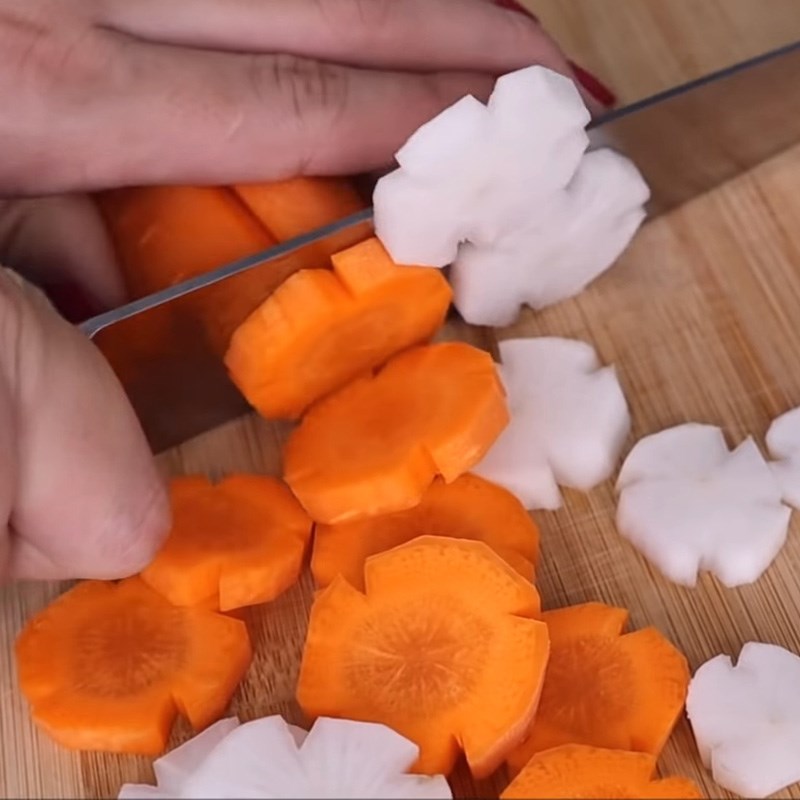 Bước 3 Sơ chế các nguyên liệu khác Mì gà quay bằng chảo