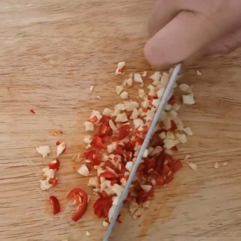 Bước 2 Sơ chế các nguyên liệu khác Mực muối rim mặn ngọt