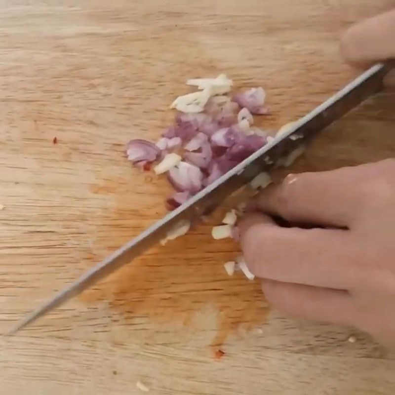 Bước 2 Sơ chế các nguyên liệu khác Mực muối rim mặn ngọt