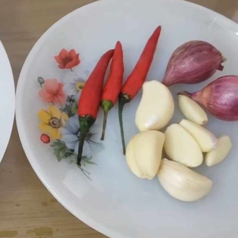 Bước 2 Sơ chế các nguyên liệu khác Mực muối rim mặn ngọt