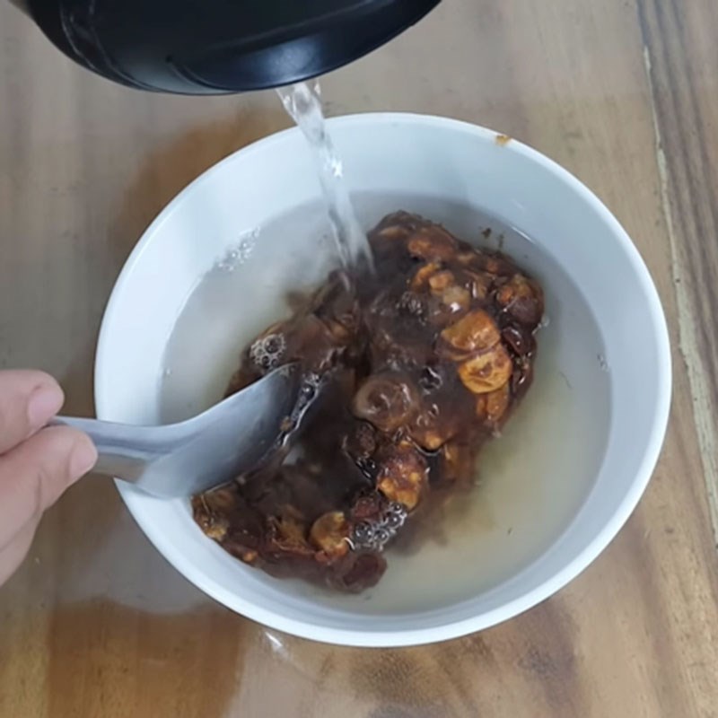 Bước 2 Sơ chế các nguyên liệu khác Mực muối rim me