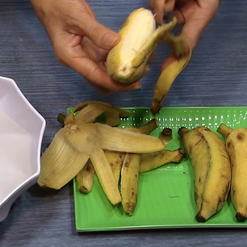 Bước 1 Sơ chế chuối Sinh tố ngũ cốc chuối hạt óc chó