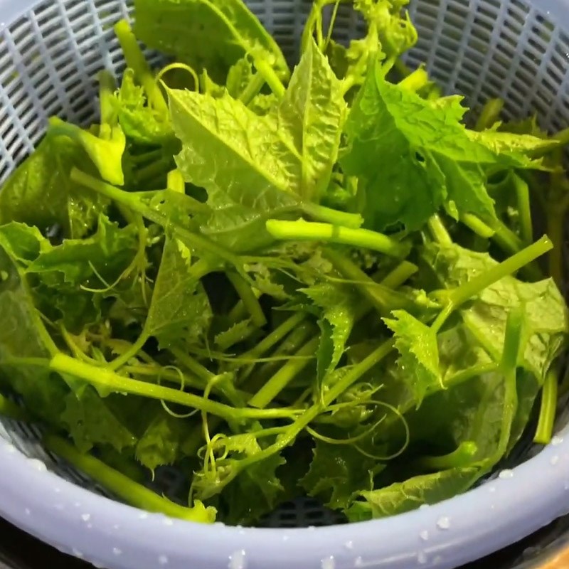 Bước 1 Sơ chế đọt mướp Đọt mướp xào tỏi