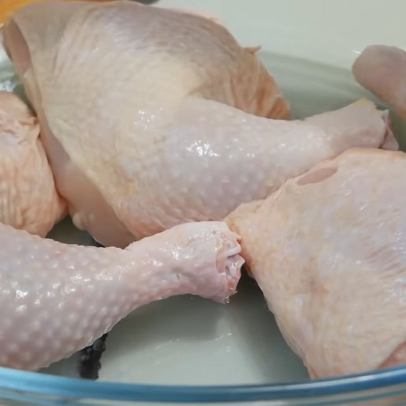 Bước 1 Sơ chế gà Mì gà quay bằng nồi chiên không dầu