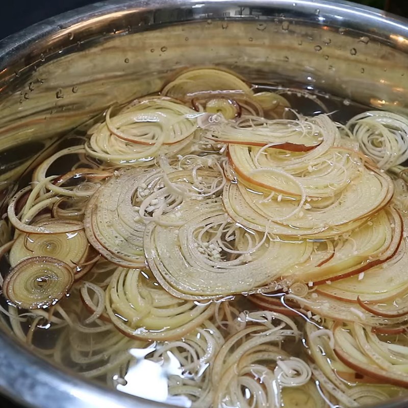 Bước 2 Sơ chế hoa chuối Gỏi da heo hoa chuối