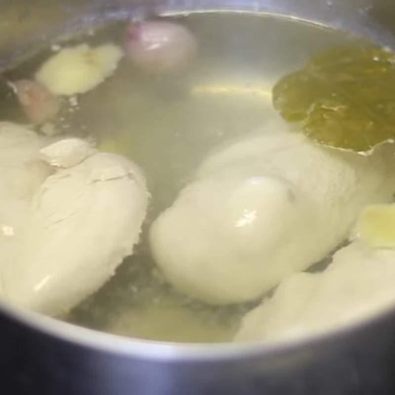 Bước 1 Sơ chế, luộc gà và xé gà Khô gà xé cay bằng chảo