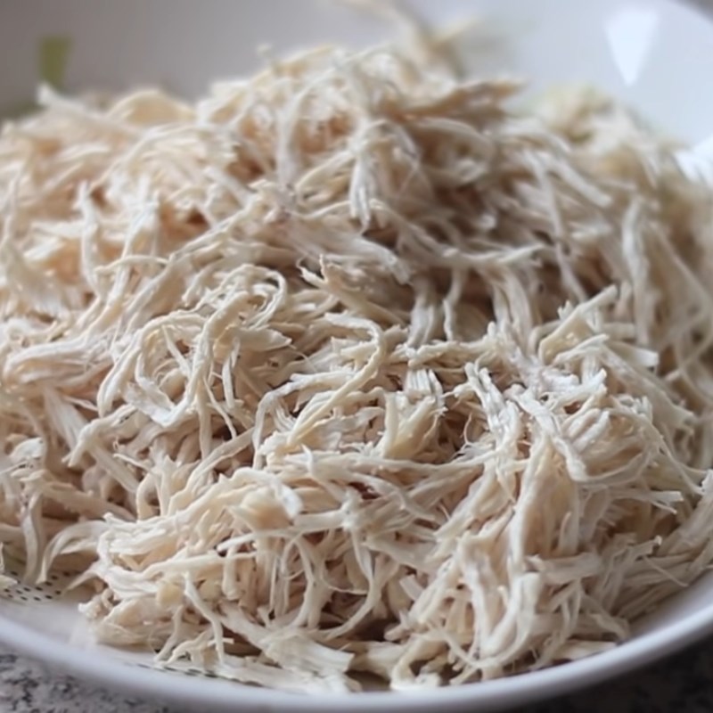 Bước 1 Sơ chế, luộc gà và xé gà Khô gà xé cay bằng chảo