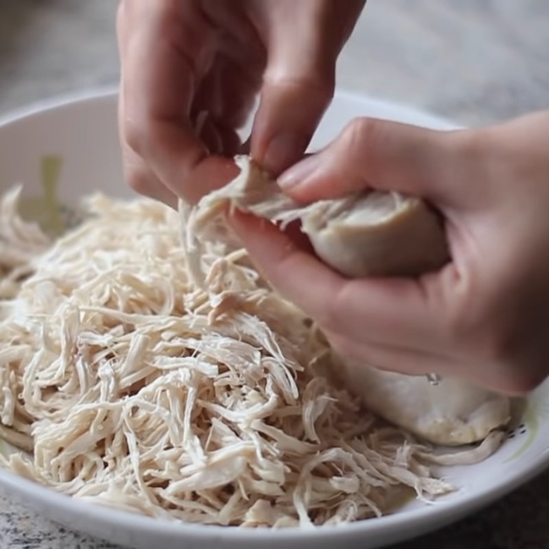 Bước 1 Sơ chế, luộc gà và xé gà Khô gà xé cay bằng chảo