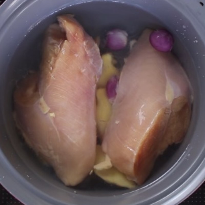 Bước 2 Sơ chế, luộc và xé gà Khô gà xé cay bằng lò nướng