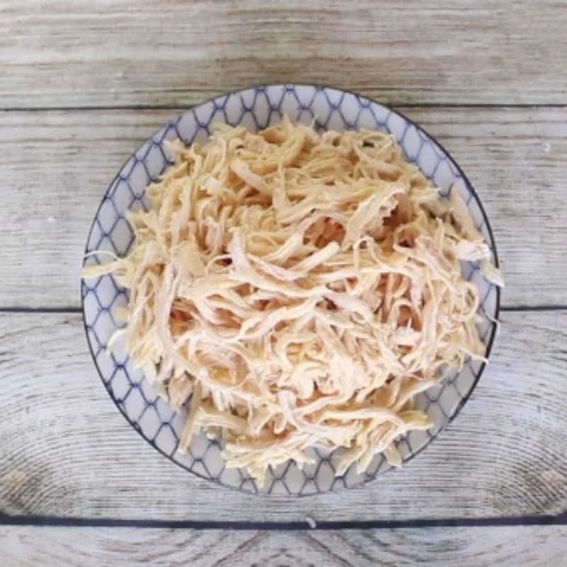 Bước 2 Sơ chế, luộc và xé gà Khô gà xé cay bằng lò nướng